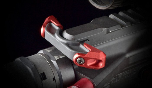 Strike Industries - ISO-Lasche für verriegelungslosen Ladegriff - Rot