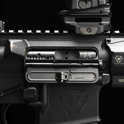 Strike Industries - Tłoczona klapka okna wyrzutnika łusek do AR-15 - Stalowa - Czarna - SI-AR-SUDC-223