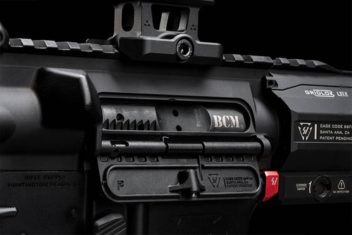 Strike Industries - Klapka okna wyrzutnika łusek Overmolded Ultimate Dust Cover .223/5,56 mm- Czarna - SI-AR-OMUDC-223-BK